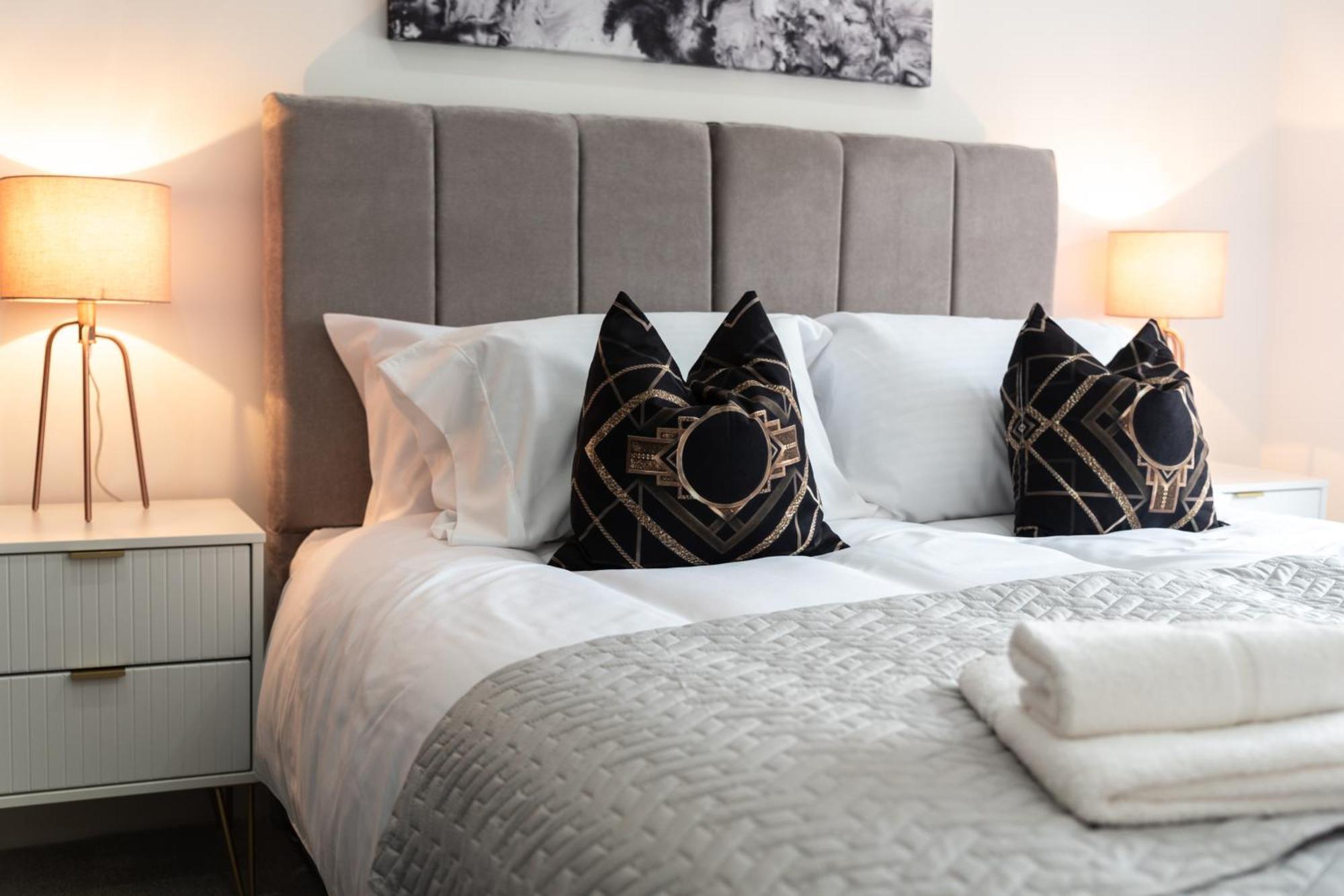 Elegant Apartments In Staines L Free Onsite Parking Staines-upon-Thames Екстериор снимка