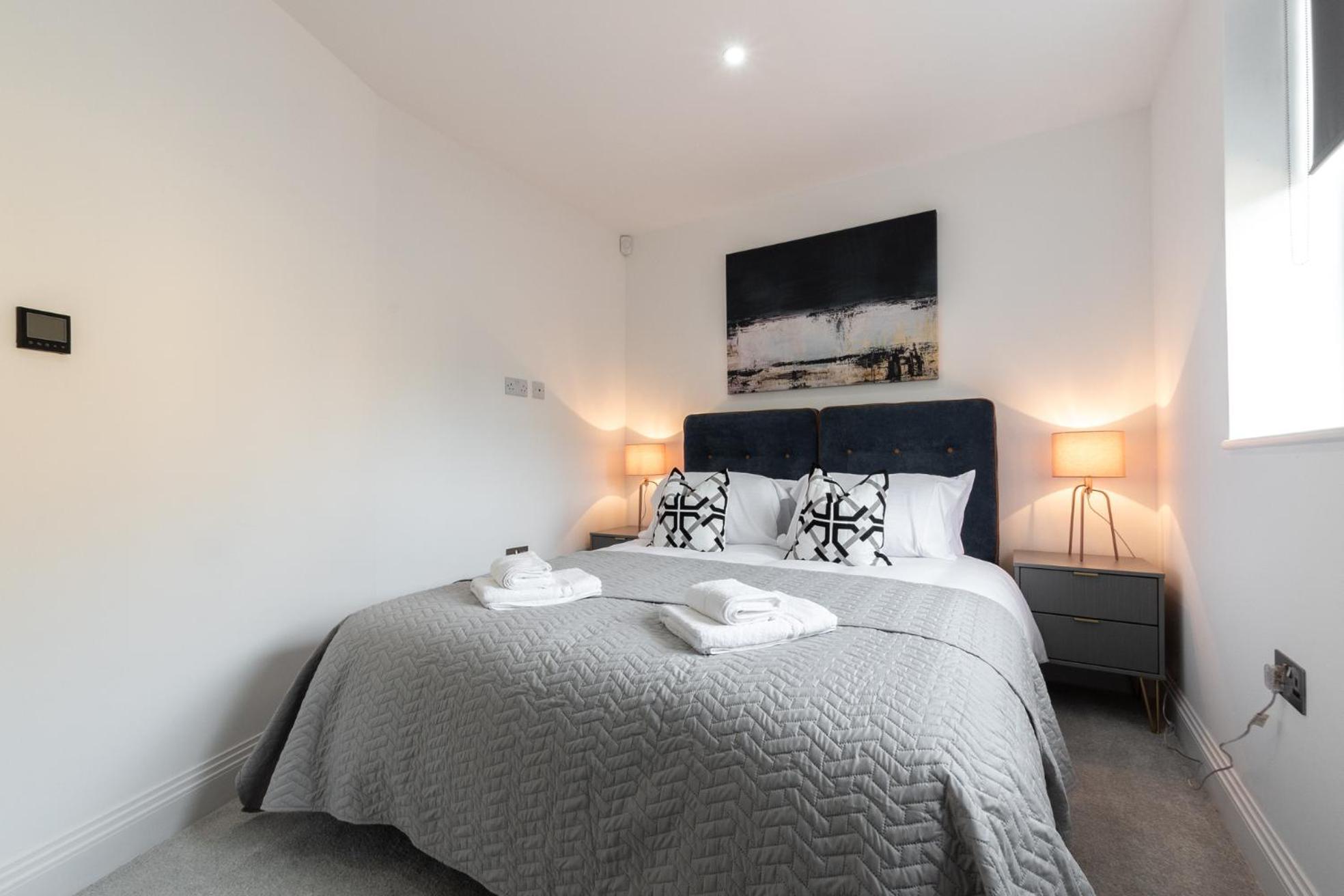 Elegant Apartments In Staines L Free Onsite Parking Staines-upon-Thames Екстериор снимка