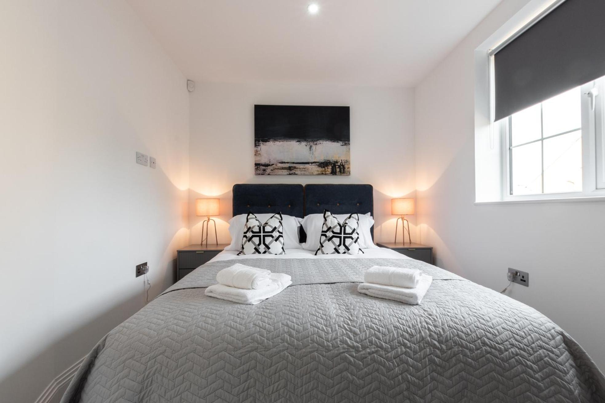 Elegant Apartments In Staines L Free Onsite Parking Staines-upon-Thames Екстериор снимка