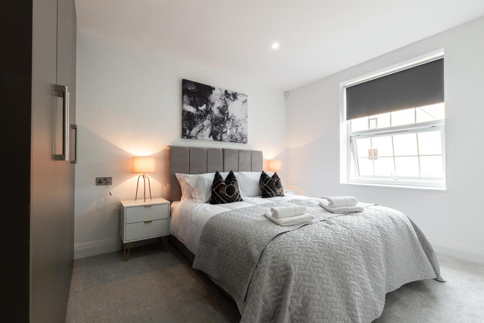Elegant Apartments In Staines L Free Onsite Parking Staines-upon-Thames Екстериор снимка