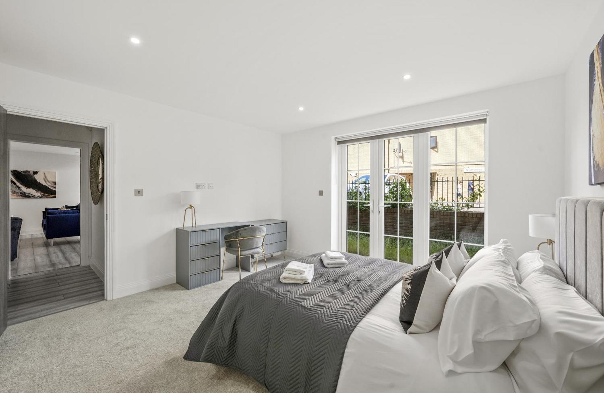 Elegant Apartments In Staines L Free Onsite Parking Staines-upon-Thames Екстериор снимка