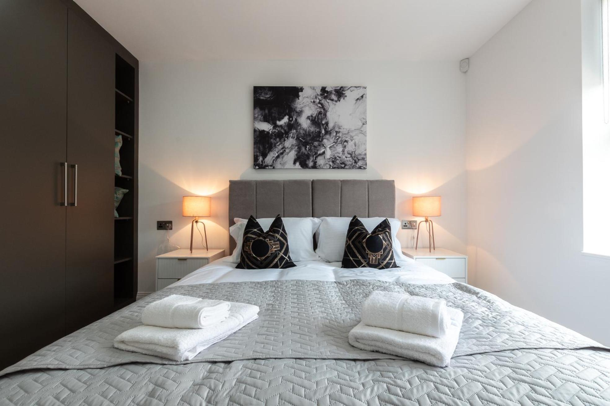Elegant Apartments In Staines L Free Onsite Parking Staines-upon-Thames Екстериор снимка