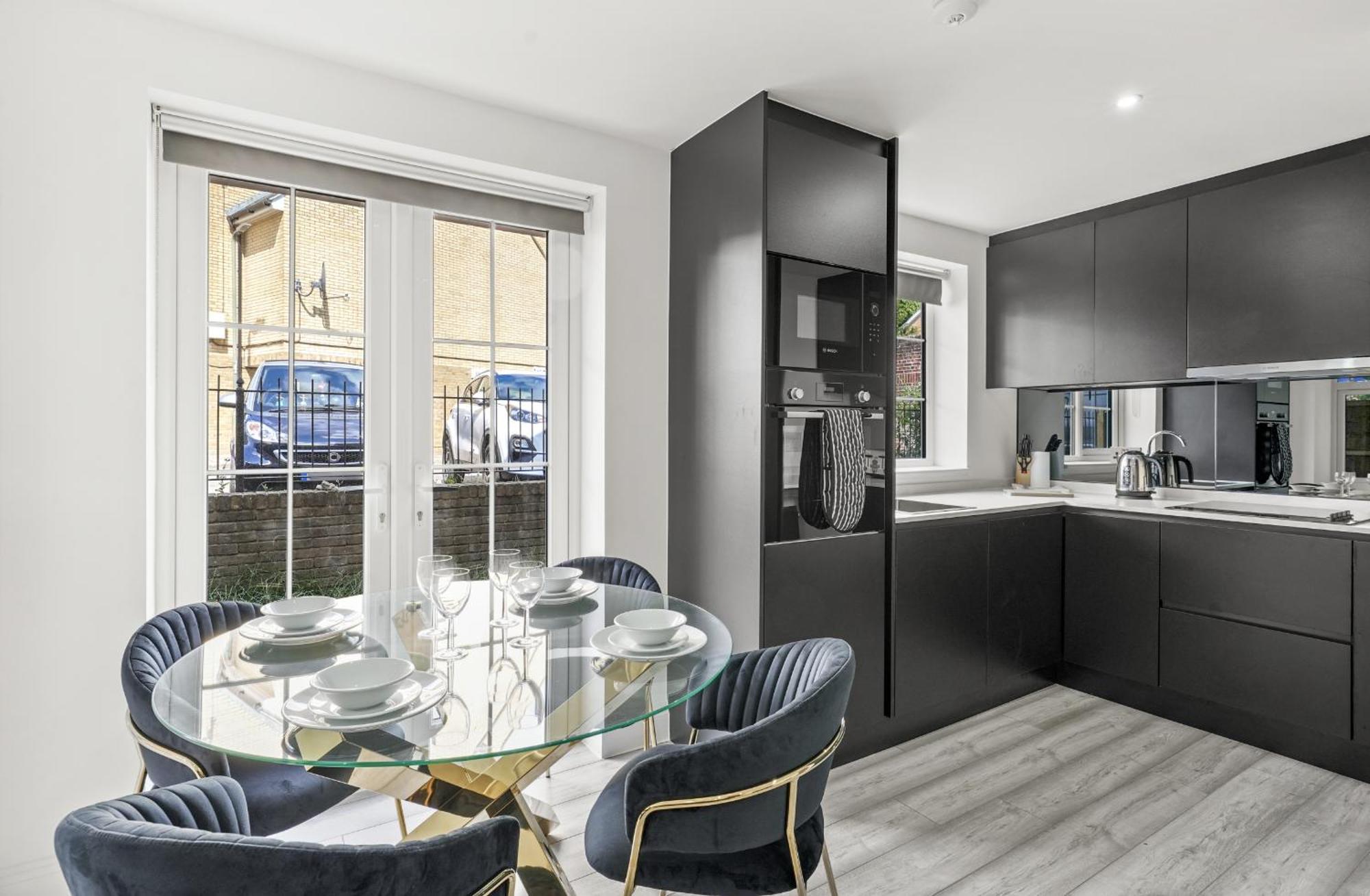 Elegant Apartments In Staines L Free Onsite Parking Staines-upon-Thames Екстериор снимка